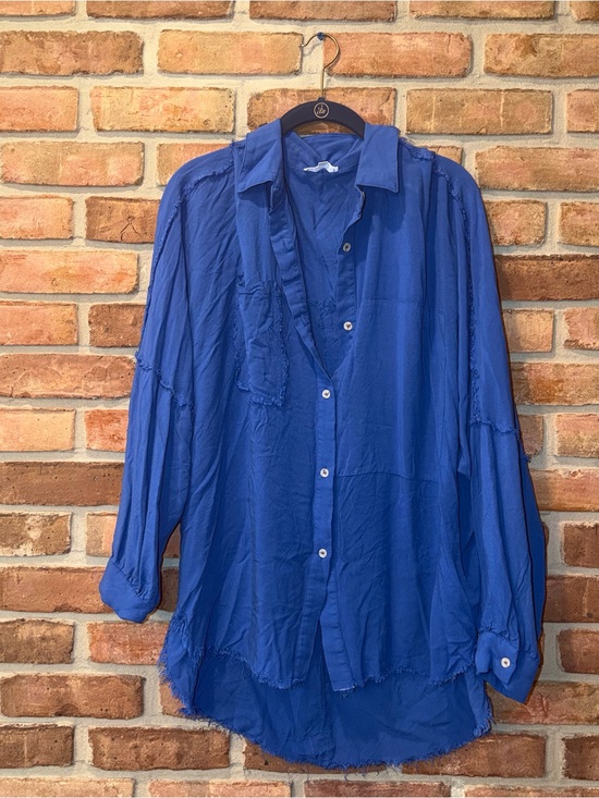 AEMI+CO Tops - Aemi + Co Raw Edge Seam Collared Long Sleeve Shirt Size Medium